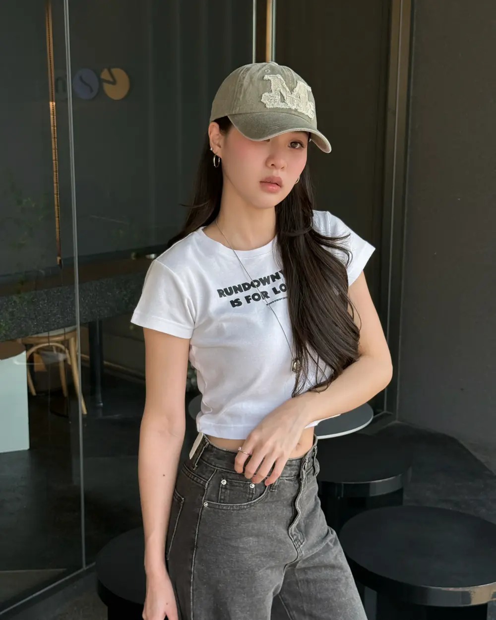 Mucent 캡과 티셔츠를 착용하고 현지에서 촬영한 인플루언서 콘텐츠